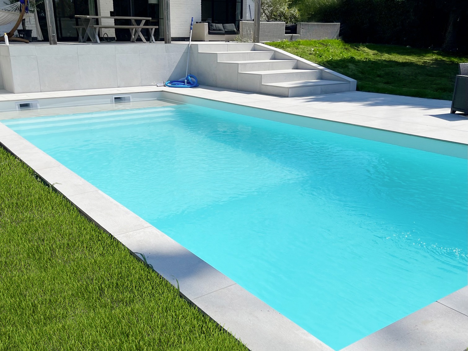 Construction d'une piscine en béton avec membrane armée, volet immergé et plage à Lille Construction d'une piscine en béton avec membrane armée, volet immergé et plage à Lille
