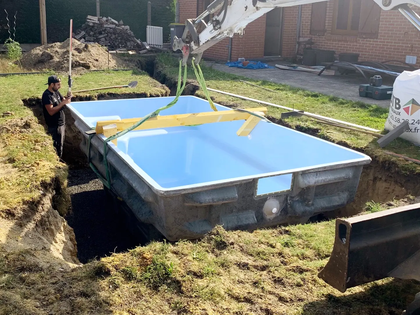 Livraison et installation d'une piscine coque par S2O