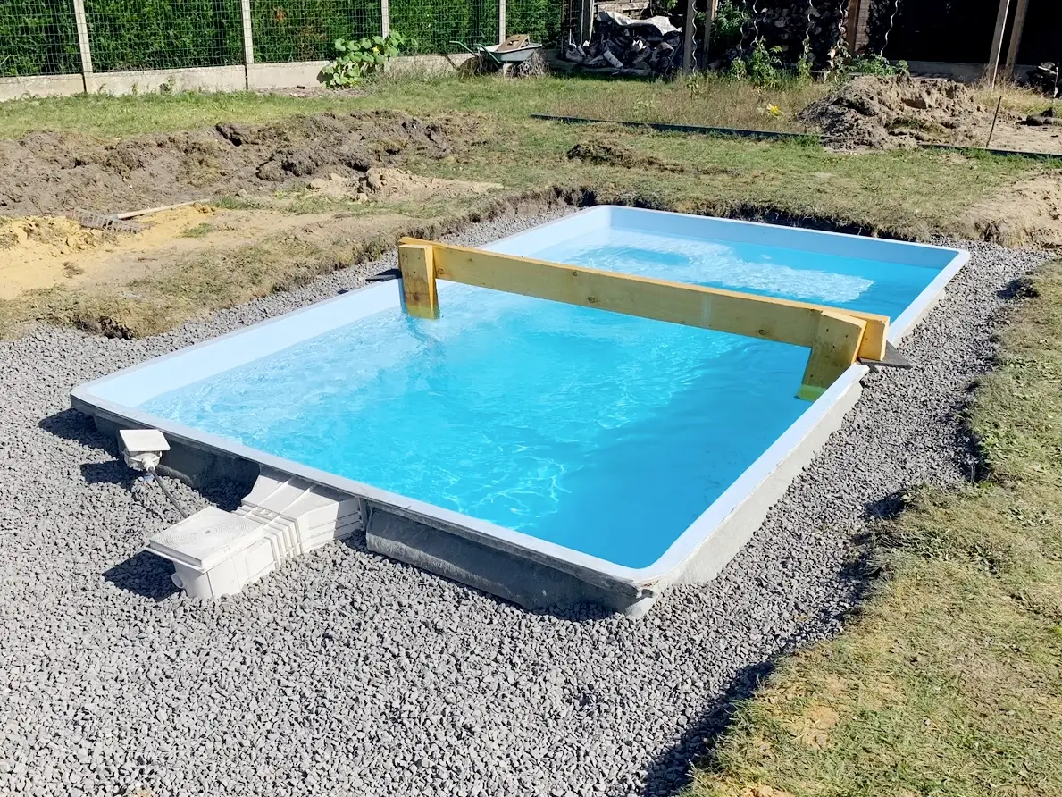 Livraison et installation d'une piscine coque par S2O