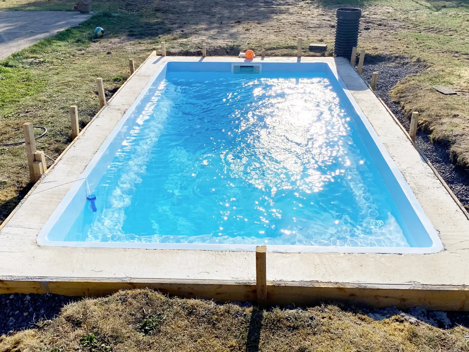 Livraison et installation d'une piscine coque par S2O