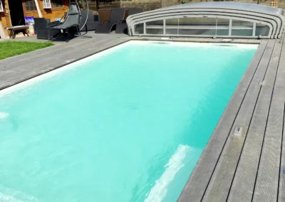 Piscine avec liner blanc et abri télescopique dans le Nord