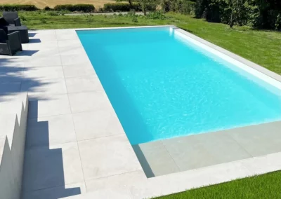 Piscine en béton avec membrane armée, et plage immergée à Lille