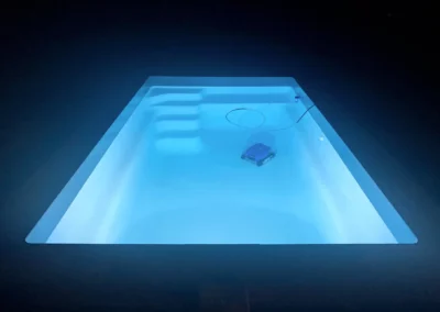 Piscine coque bleu avec éclairage par S2O Piscines