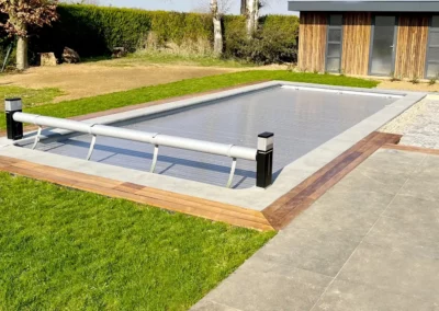 Piscine avec un volet gris à Lille et Valenciennes