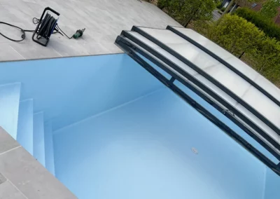 Piscine avec membrane bleu et abri télescopique dans le Nord