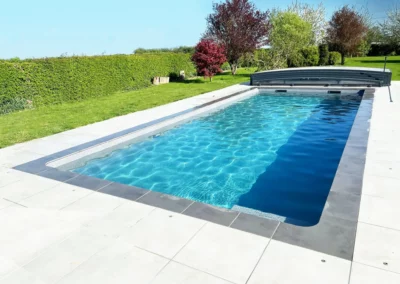 Piscine avec une membrane armée grise et abri télescopique dans le Nord